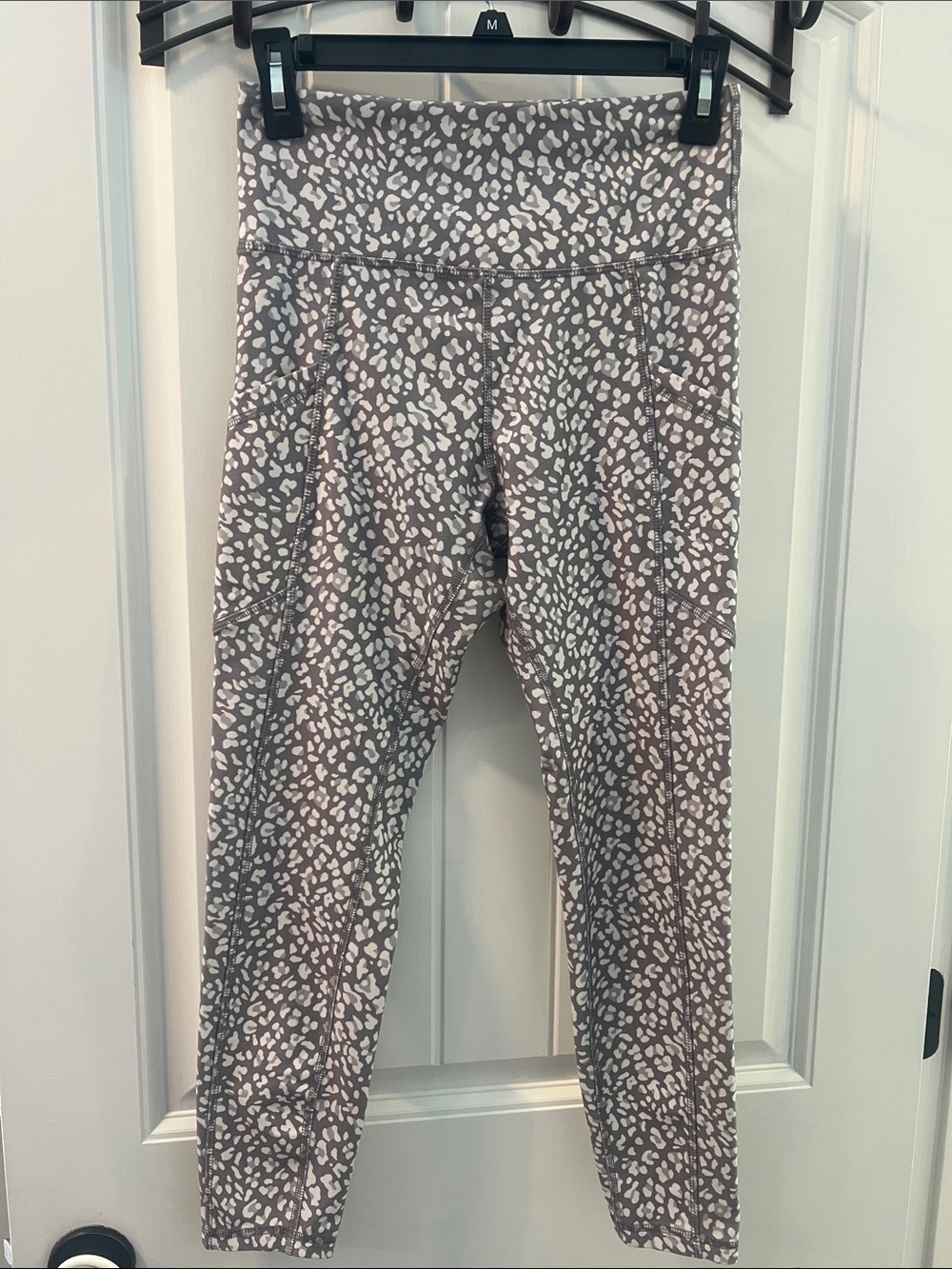 Patterned High-Waist Leggings in Taupe and White